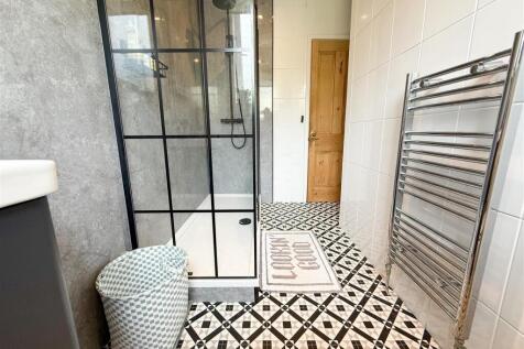 FAMILY SHOWER ROOM