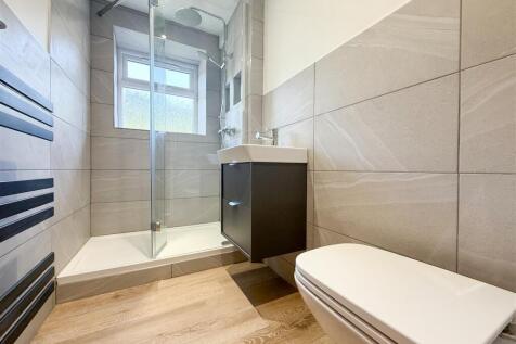 FAMILY SHOWER ROOM
