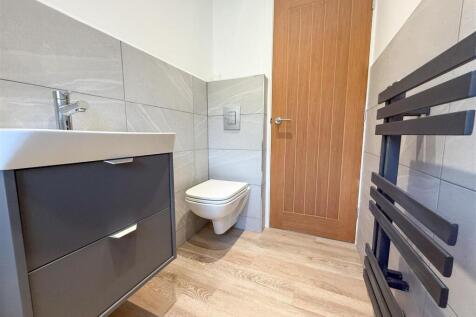 FAMILY SHOWER ROOM