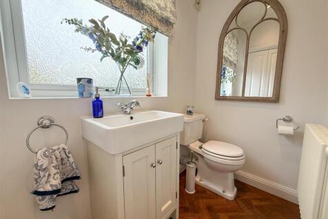 DOWNSTAIRS CLOACKROOM