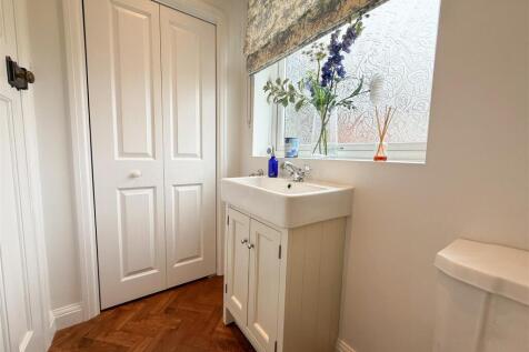 DOWNSTAIRS CLOACKROOM