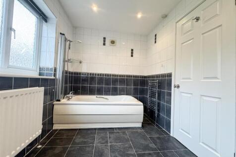 EN SUITE BATHROOM