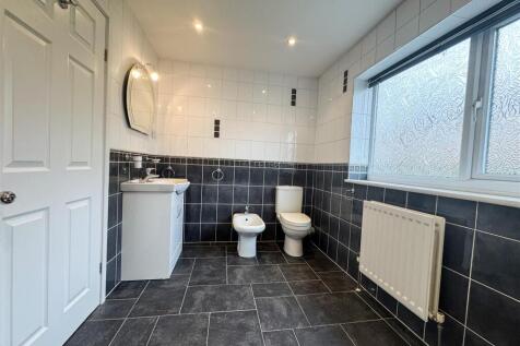 EN SUITE BATHROOM