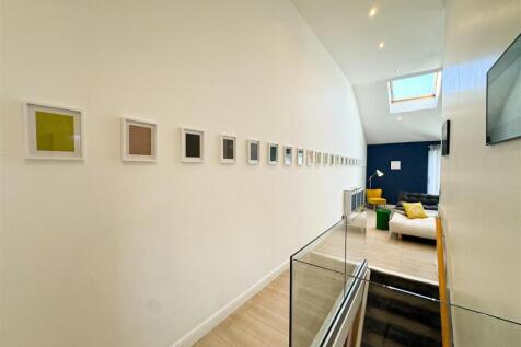 OPEN PLAN LIVING SPACE