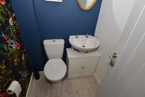 Guests Cloak Room/WC