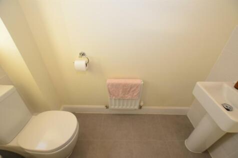 Guest&#39;s Cloakroom / Wc