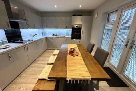 Beautifully Appointed Dining Kitchen