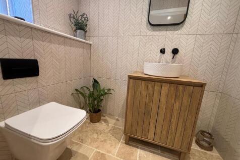 Guests Cloak Room/WC