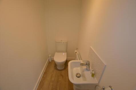 Guests Cloak Room/Wc