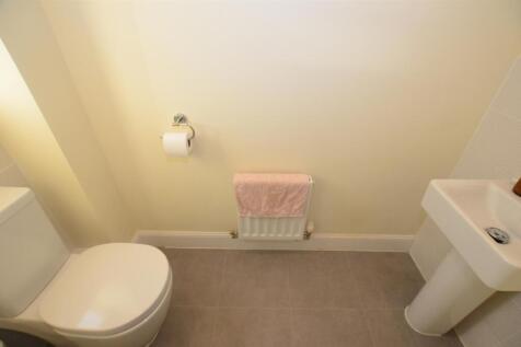 Guest&#39;s Cloakroom / Wc