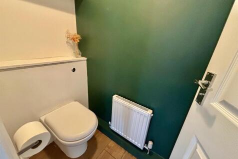 Guest&#39;s Cloakroom / Wc