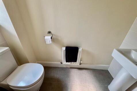 Guest&#39;s Cloakroom / Wc
