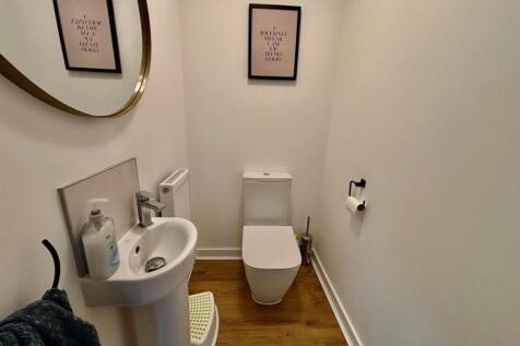 Guest&#39;s Cloakroom / Wc