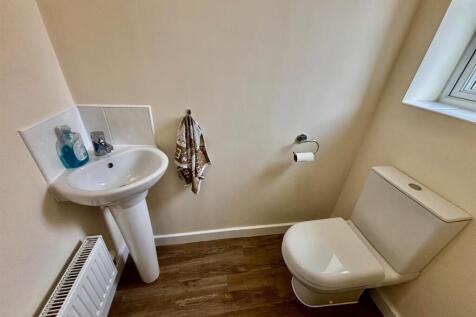 Guests Cloak Room/WC