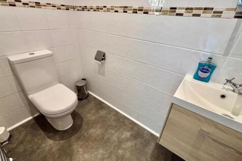 Guests Cloak Room/WC