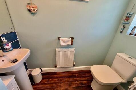 Guest&#39;s Cloakroom / Wc