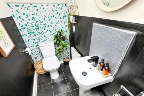 Guest&#39;s Cloakroom / Wc
