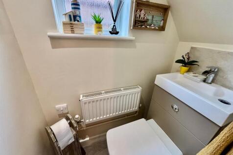 Guest&#39;s Cloakroom / Wc