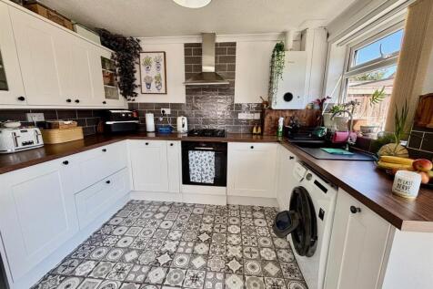 Well Equipped Dining Kitchen
