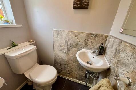 Guests Cloak Room/WC