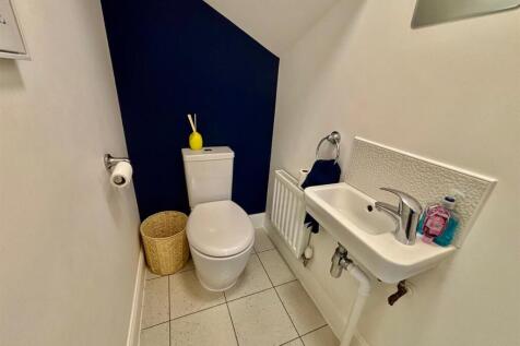 Guests Cloak Room/WC