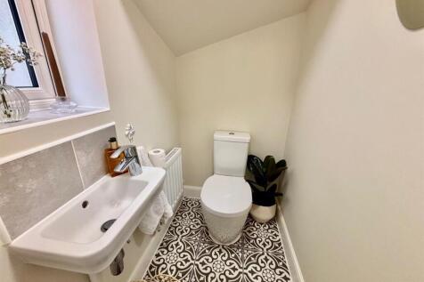 Guests Cloak Room/WC