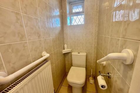 Guests Cloak Room/WC