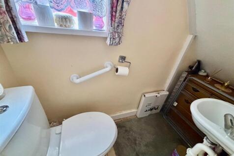 Guests Cloak Room/WC