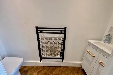 Guest Cloak Room/WC