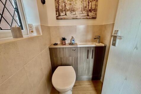 Guests Cloak Room/WC