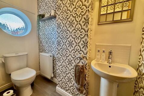 Guests Cloak Room/WC