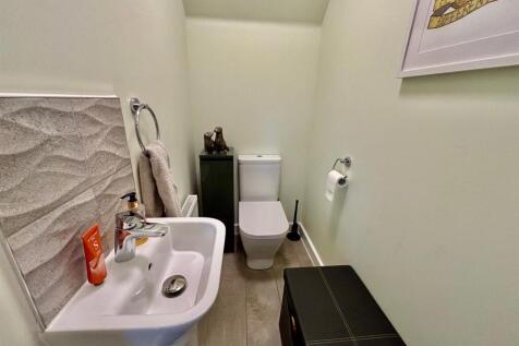 Guest&#39;s Cloakroom / Wc