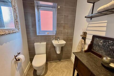 Guests Cloak Room/WC