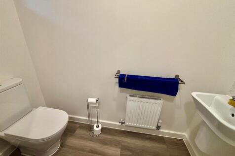 Guest's Cloakroom / Wc