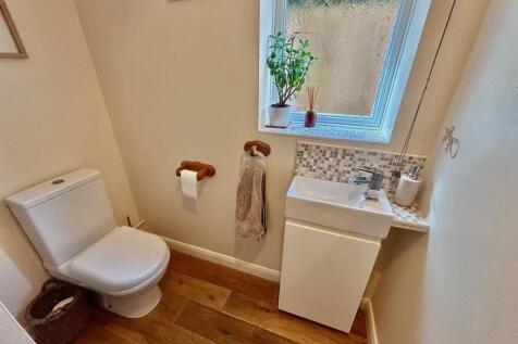 Guest&#39;s Cloakroom / Wc