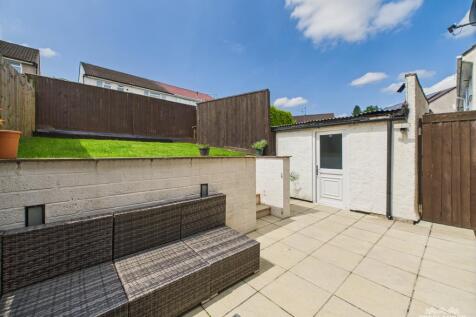 garden with garage s