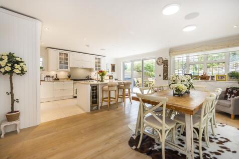 Kitchen dining area