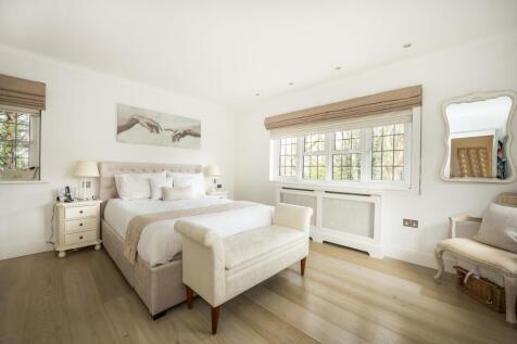 Principal bedroom...