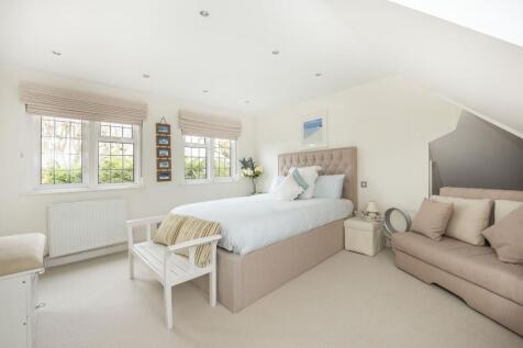 Guest bedroom sui...