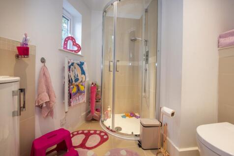 Ensuite to bedroom 3