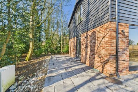 Patio to side 