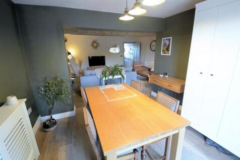 Cliffe Lounge i.jpg