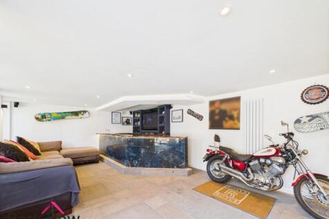 BAR/FAMILY AREA