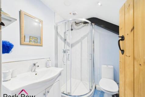 EN SUITE BATHROOM