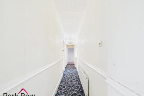 LANDING  / HALLWAY