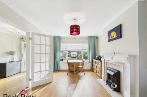 LIVINGROOM / DINNING AREA