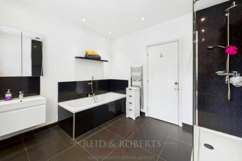 STILL008-BATHROOM.jpg