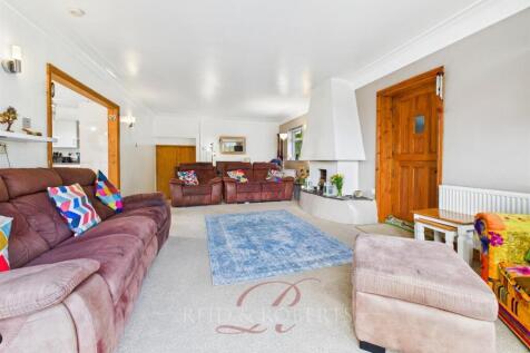 STILL031-LIVINGROOM.jpg