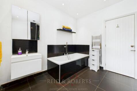 STILL009-BATHROOM.jpg