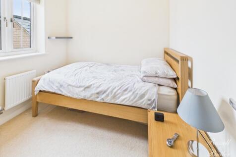 CAM01995G0-PR0382-STILL008